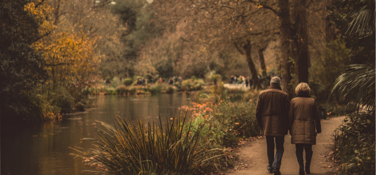 Quality Time Love Language: How to Spend Good Time Together Ein Paar, das gemeinsam eine schöne Zeit beim Spaziergang im Park verbringt.
