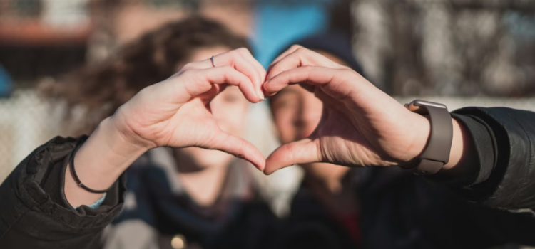 What’s My Love Language? 3 Questions for You & Your Partner Ein Paar, das seine Hände zu einem Herz formt