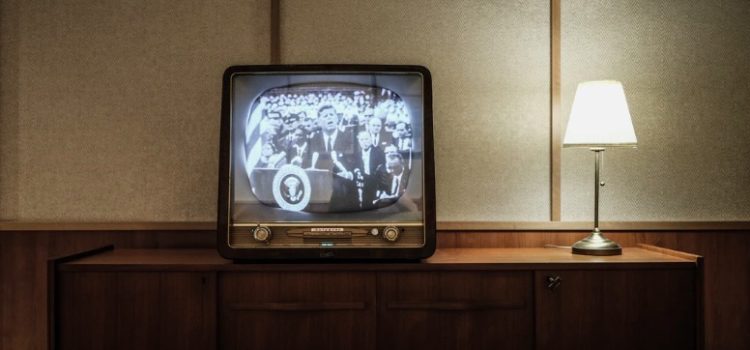 News Bias: How Little Cues Sway Voters and Elections News Bias: How Little Cues Sway Voters and Elections
