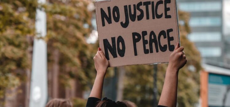 White Fragility by Robin Diangelo: Key Insights White Fragility by Robin Diangelo: Key Insights