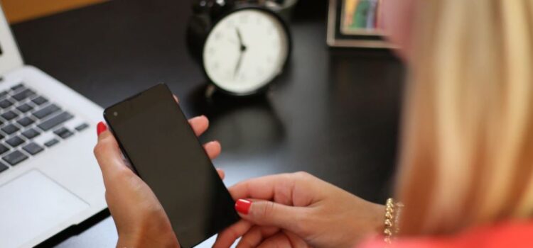 How to Avoid Distractions and Stay Focused at Work How to Avoid Distractions and Stay Focused at Work