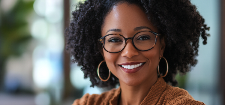 How to Build Resilience as a Leader to Overcome Challenges A female manager wearing glasses who shows resilience as a leader