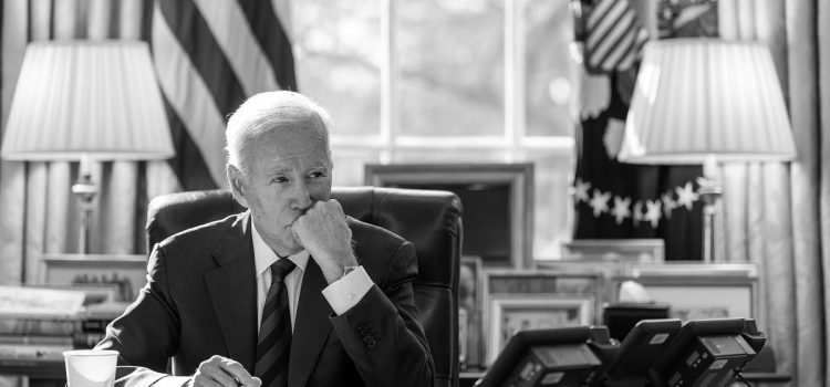 Presidente Joe Biden sentado em sua mesa no Salão Oval
