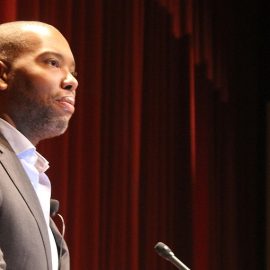 The Message by Ta-Nehisi Coates: Book Overview & Takeaways Ta-Nehisi Coates hablando en la Universidad Estatal de Oregón en 2017.