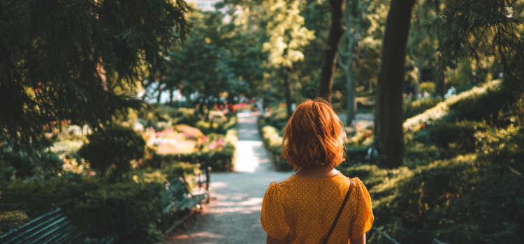 Deviate by Beau Lotto: Book Overview & Takeaways A woman looking at a park
