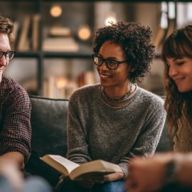 Männer und Frauen in einer Buchclub-Diskussion