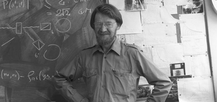 Theoretical physicist John Bell (developer of Bell's theorem) at the front of a classroom at CERN in June 1982
